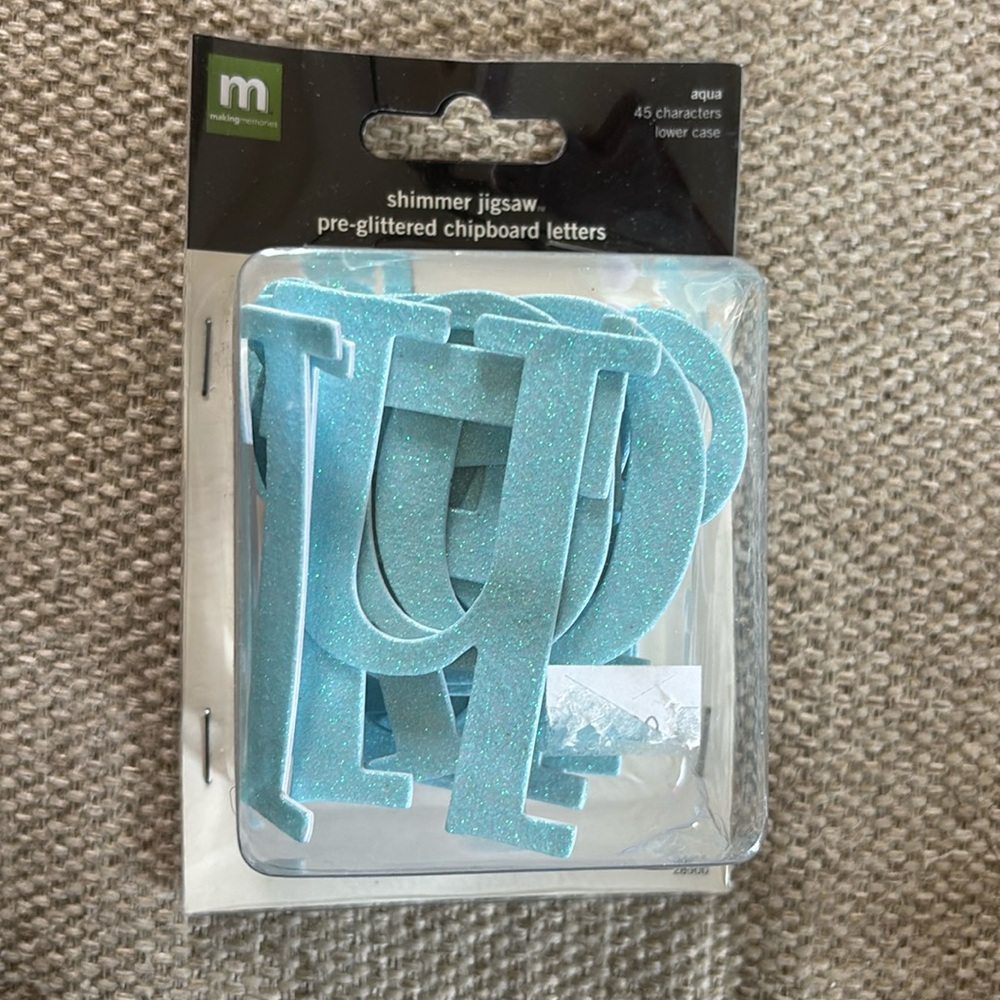 Making memories Shimmer Jigsaw Pre-glittered chipboard letters (aqua)